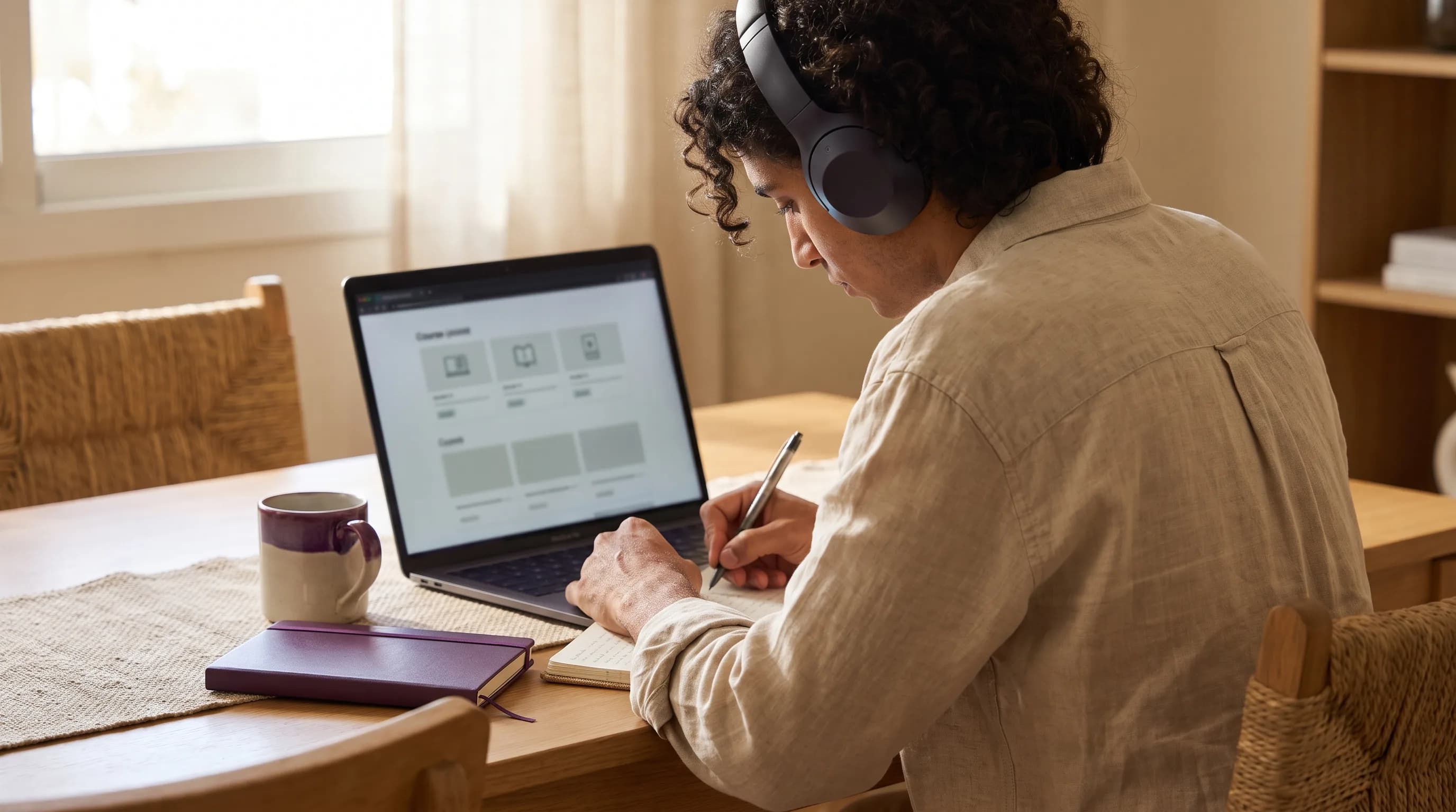 Illustrative editorial image for "What Is an Online Course?"